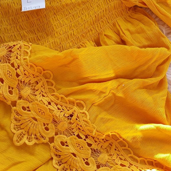 🆕OFF THE SHOULDER BLOUSE🆕 - Picture 4 of 4